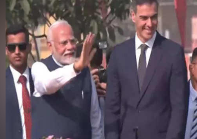 PM Modi, his Spanish counterpart Sanchez hold roadshow in Vadodara