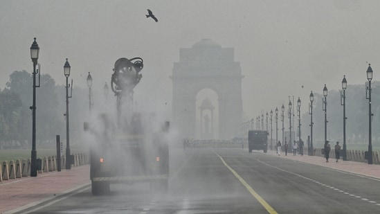 Delhi air pollution: Smog causes low visibility in NCR; AQI ‘very poor’ for 15th day | Latest updates